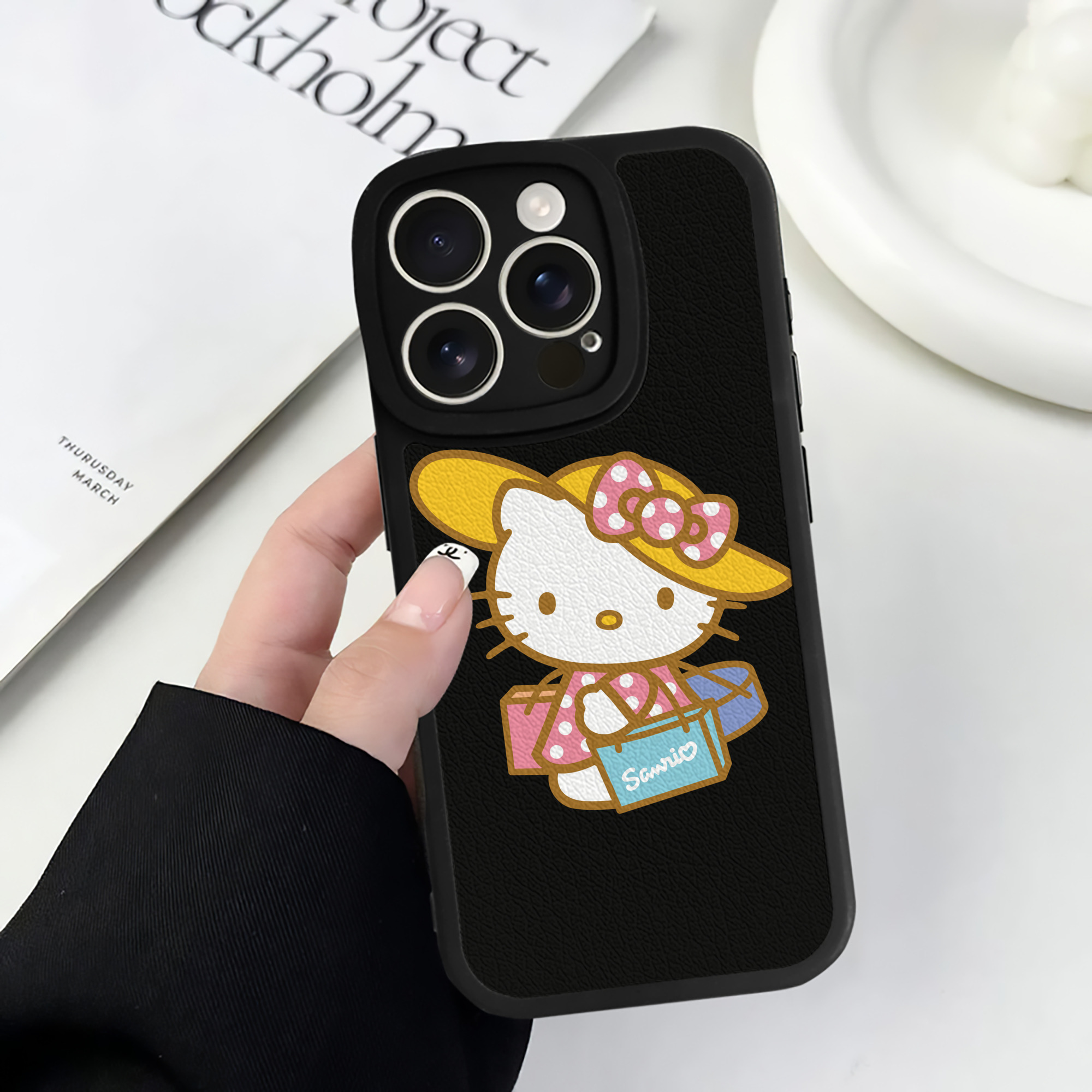 （画像用） Hello Kitty ハローキティ 【iPhone 16シリーズ対応】シリコンスマホケース（レザー調） 材質：シリコン